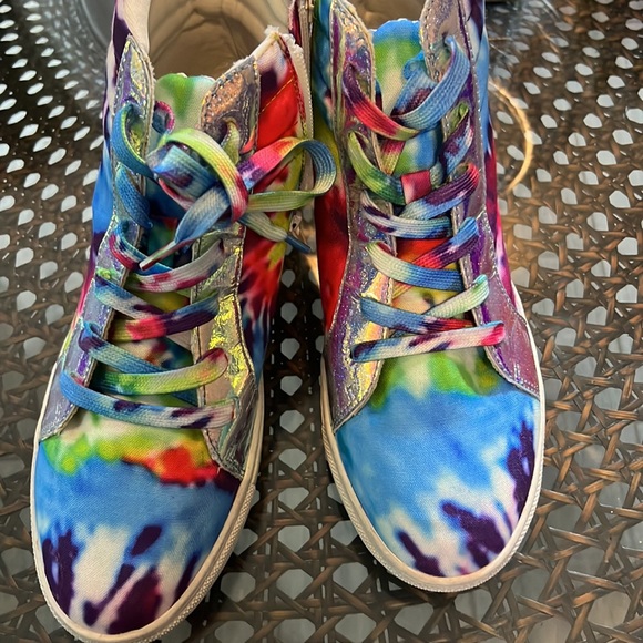 Girls super cute Steve Madden tie dye sneakers Sz 5 looks just about new! - Picture 4 of 4